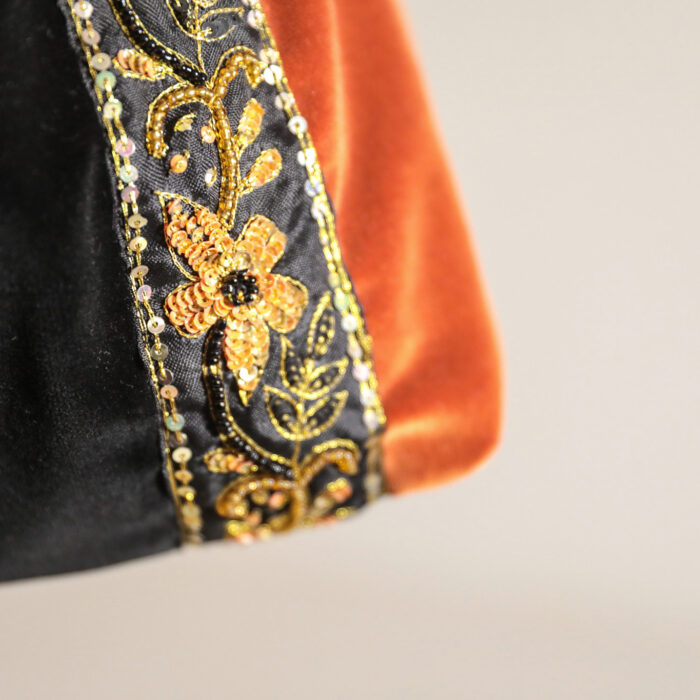 Borsa di velluto fatta a mano modello bicolore nero e arancio