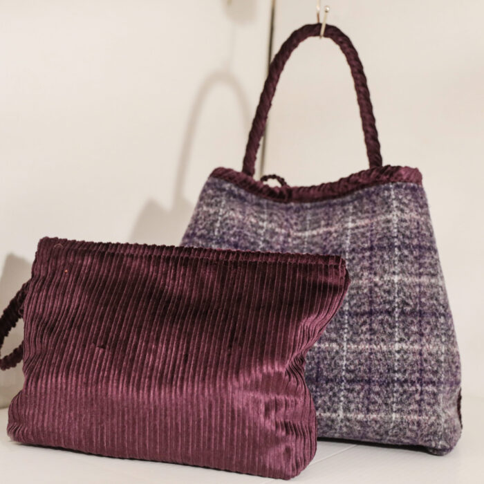 Borsa in lana fatta a mano modello a quadri bicolore viola e grigio