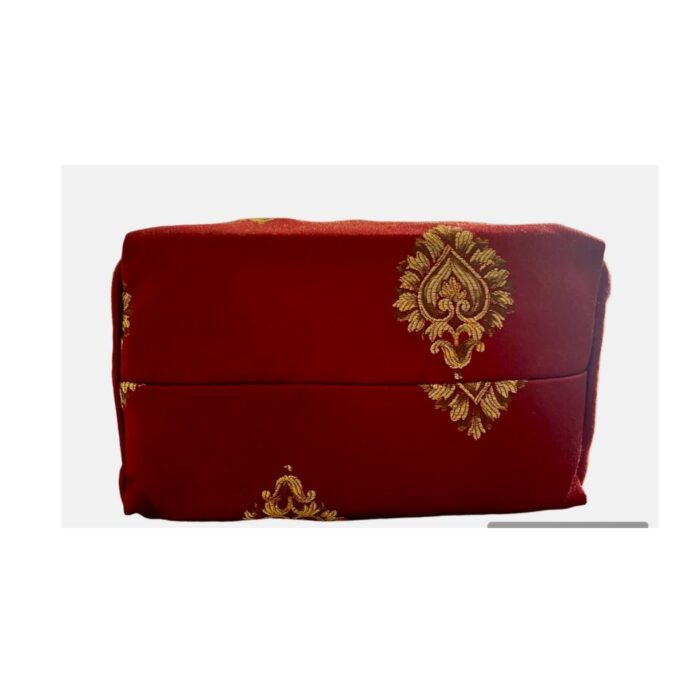 Borsa fatta a mano in broccato di seta e cotone color rosso magenta con exvoto ricamati in lurex color oro