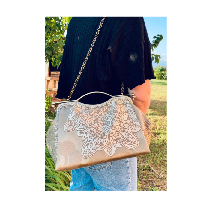 Borsa capiente a tracolla fatta a mano in broccato color caffe con mandala ricamati in rilievo