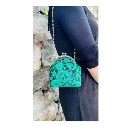 Pochettina a spalla fatta a mano in pizzo chantilly color verde smeraldo e cady viscosa nero ottico